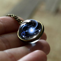 Kette mit Glasanhänger, Sternzeichen Steinbock, leuchtend, Astrologie-Schmuck, Hand gehalten.