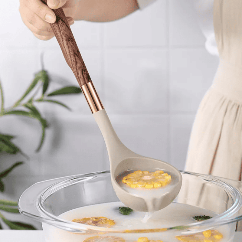 Moderne Silikonschöpfkelle mit Holzgriff, ideal für Suppen, hitzebeständig, lebensmittelecht.