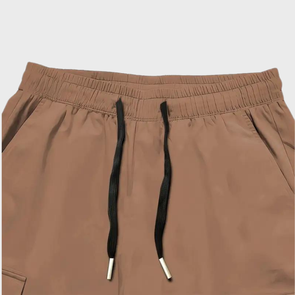 Khaki-Shorts mit elastischem Bund und schwarzen Kordeln, Herrenmode, Freizeitkleidung.