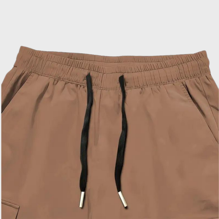 Khaki-Shorts mit elastischem Bund und schwarzen Kordeln, Herrenmode, Freizeitkleidung.