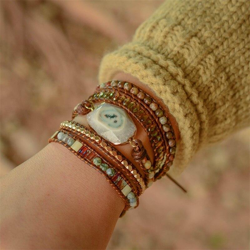 Handgemachtes Boho-Wickelarmband mit Achat, Mondstein, mehrfarbig, Damenmode, Naturmaterialien.