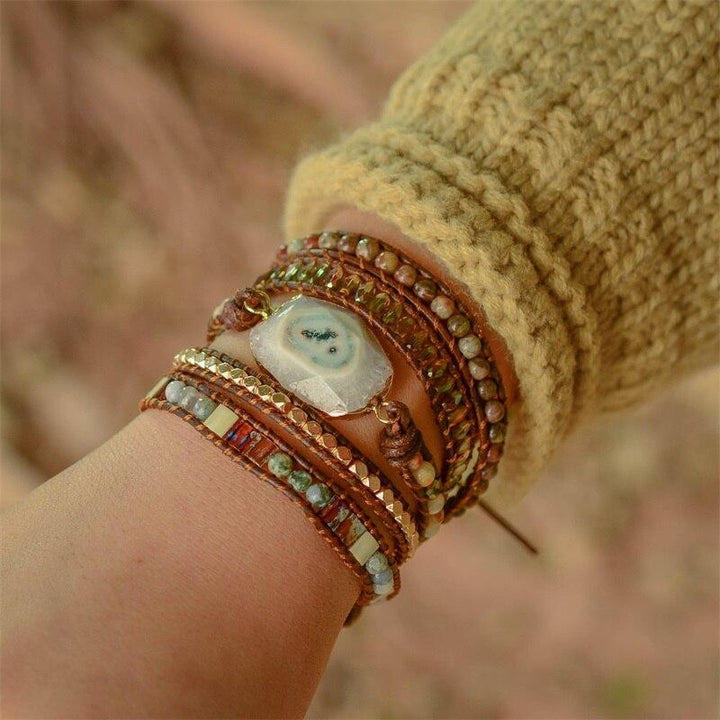 Handgemachtes Boho-Wickelarmband mit Achat, Mondstein, mehrfarbig, Damenmode, Naturmaterialien.
