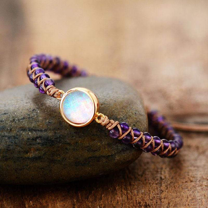 Handgemachtes Amethyst-Opal-Yoga-Armband, lila, Boho-Stil, auf Stein liegend.