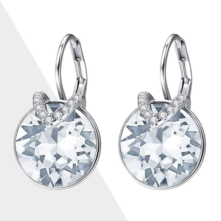 Silberne Ohrringe mit Kristallen, elegantes Design, Schmuck für Damen, modisch, hochwertig.