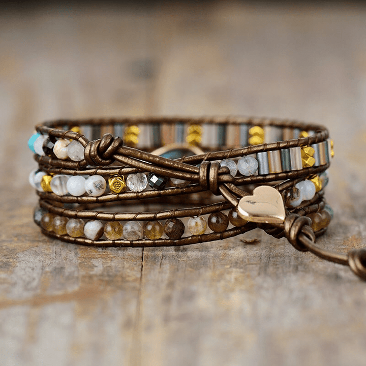Handgemachtes Wickelarmband aus Labradorit und Leder mit Herzanhänger, Boho-Stil.