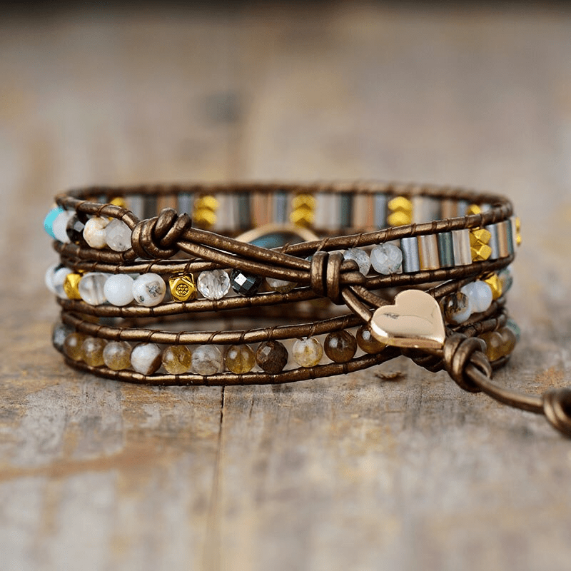 Handgemachtes Wickelarmband aus Labradorit und Leder mit Herzanhänger, Boho-Stil.