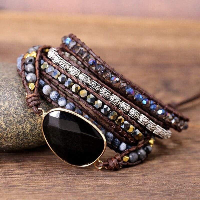 Handgemachtes Wickelarmband mit Onyx, braunem Leder und Perlen, Boho-Stil.