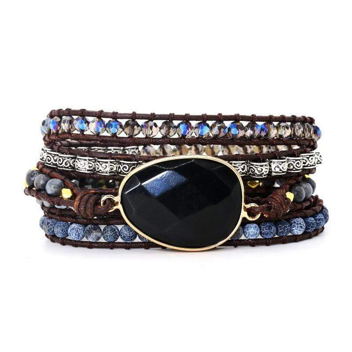 Handgemachtes Wickelarmband mit Onyx, braunem Leder, blauen Perlen, Boho-Stil.