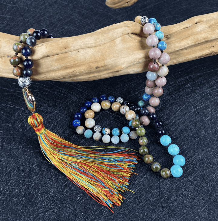 Handgemachte Mala-Kette, bunte Edelsteine, Quaste, Boho-Stil, spiritueller Schmuck.