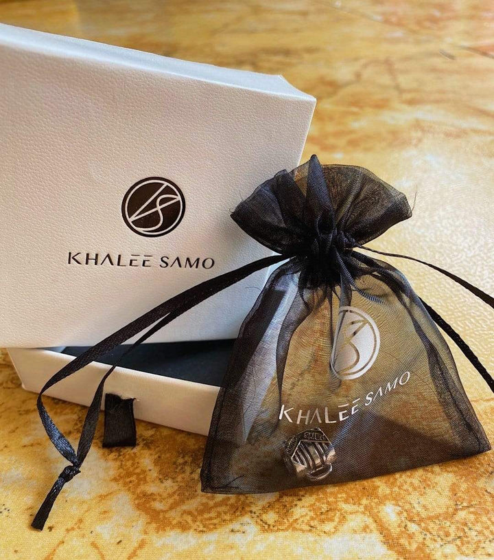 Khalee Samo Ohrringe in schwarzem Organza-Beutel, luxuriöse Schmuckverpackung, Geschenkbox.