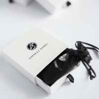 Schwarze Schmucktasche in weißer Khalee Sano Box, elegant, hochwertig, Geschenkverpackung.
