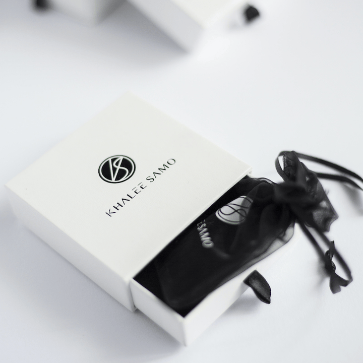 Schwarze Schmucktasche in weißer Khalee Sano Box, elegant, hochwertig, Geschenkverpackung.