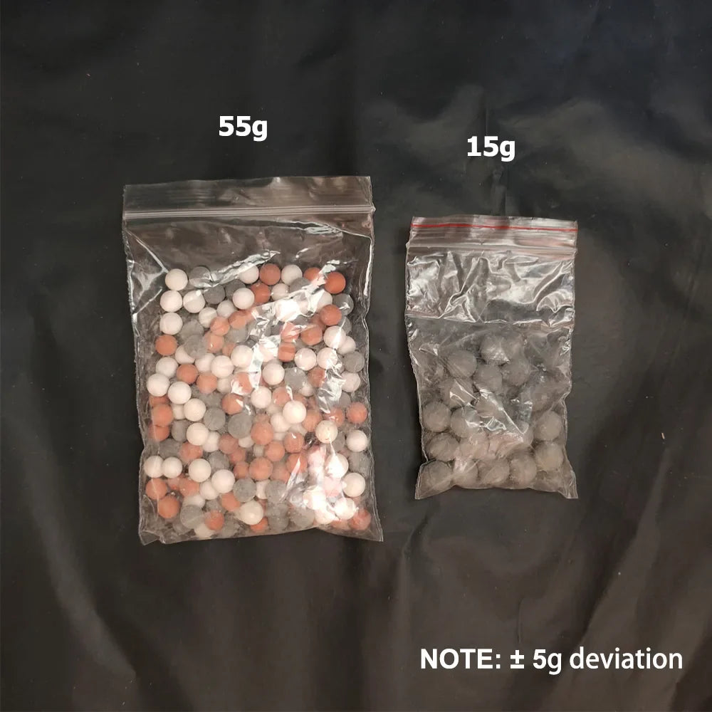 Zwei Beutel mit Tonkugeln, 55g und 15g, auf schwarzem Hintergrund, ±5g Abweichung.