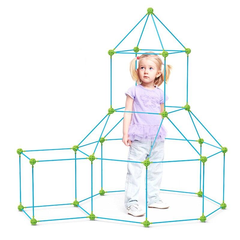 Mädchen in blauer Kinder-Baukasten-Festung, Spielzeug, Kreativität, Indoor-Spiel, Kunststoff.