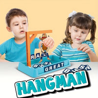 Zwei Kinder spielen mit Hangman-Spielzeug, Buchstaben, blaues Tablett, Lernspielzeug.