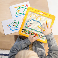 Kinderspielzeug Magnettafel mit bunten Kugeln und Stift, Lernspielzeug für Kreativität und Motorik.