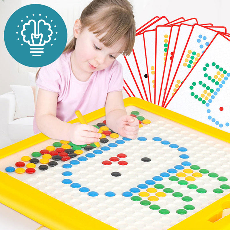 Mädchen spielt mit buntem Mosaik-Steckspiel auf gelbem Tisch, Lernspielzeug für Kinder.