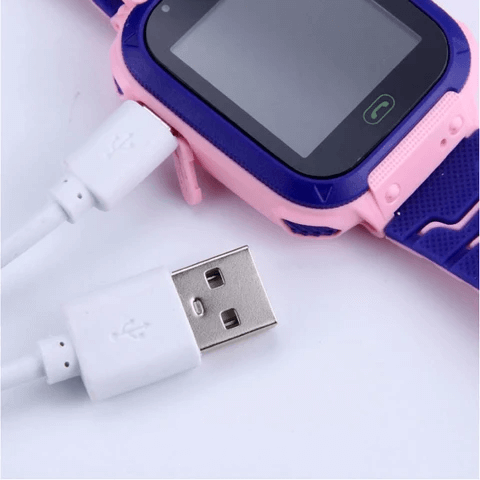 Kinder-Smartwatch in Rosa und Blau mit USB-Kabel, GPS-fähig, auf weißem Hintergrund.