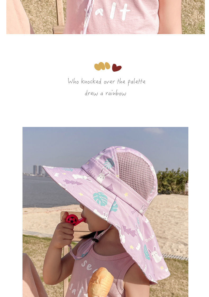 Kleinkind mit lila Sonnenhut und Eis am Strand, Sommermode, Kinderbekleidung.