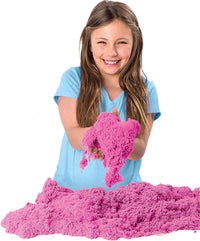 Mädchen spielt mit rosa Kinetic Sand, Spaßspielzeug für Kinder, sensorisches Spielmaterial.