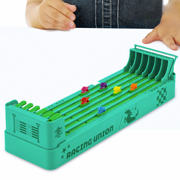 Kinderspielzeug Pferderennbahn aus Kunststoff, grün, mit bunten Spielfiguren, Tischspiel.