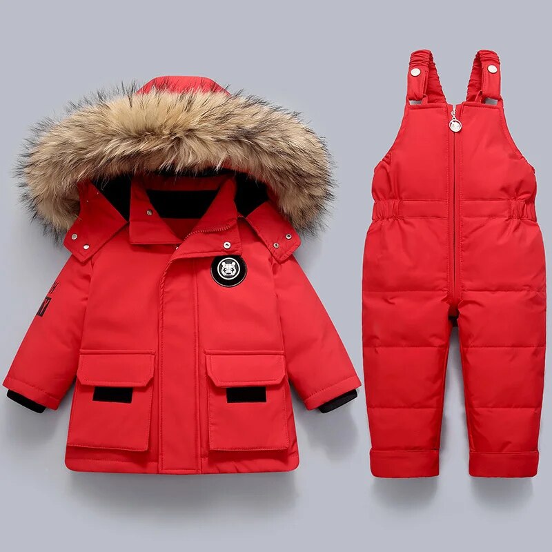 Roter Kinder-Winteranzug mit Kapuze, Pelzbesatz, Daunenjacke und Latzhose für Jungen und Mädchen.