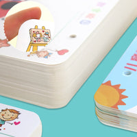 Stapel bunter Kinderkarten mit Illustrationen, Lernkarten, pädagogisches Spielzeug.