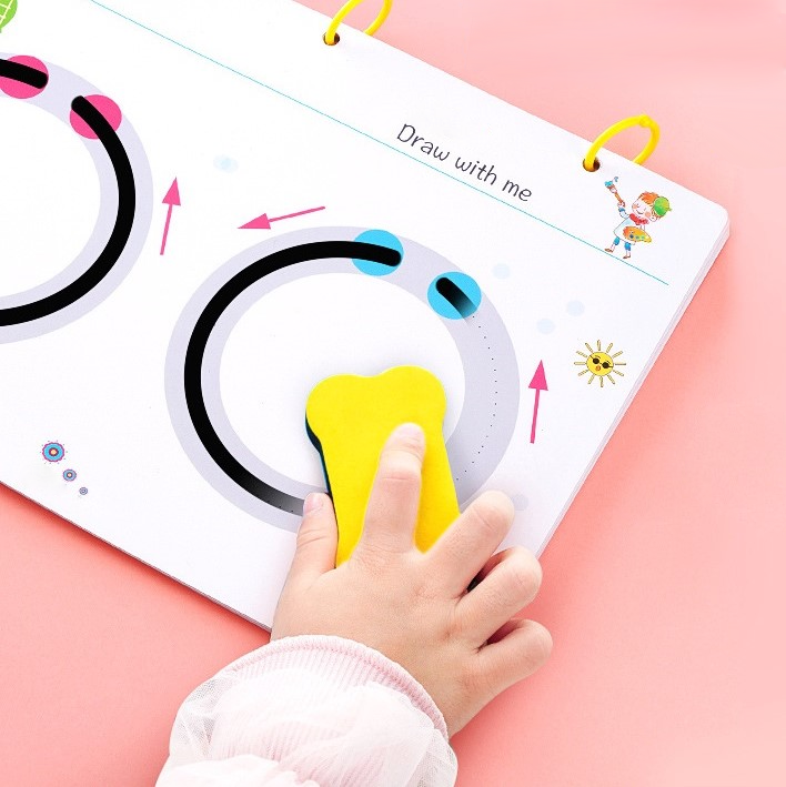 Kinderspielzeug Lernspiel, bunte Formen, Hand, rosa Hintergrund, pädagogisches Material.