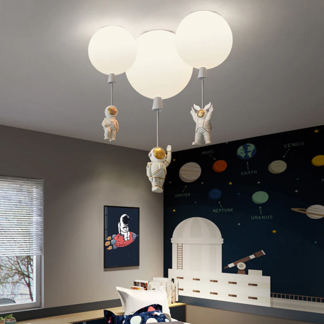 Deckenleuchte Kinderzimmer Astronauten Design, weiße Kugeln, moderne LED Lampe, Weltraumthema.