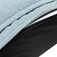 Hellgraues Kissen mit schwarzem Reißverschluss, modernes Design, Heimdekoration, Textil.