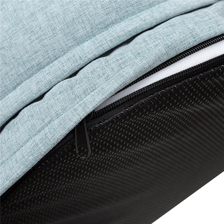 Hellgraues Kissen mit schwarzem Reißverschluss, modernes Design, Heimdekoration, Textil.