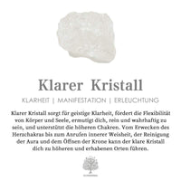 Klarer Kristall auf weißem Hintergrund, fördert Klarheit und Erleuchtung, spirituelle Dekoration.