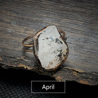 Rohstein-Ring mit klarem Kristall, handgefertigt, rustikales Design, April-Geburtsstein.