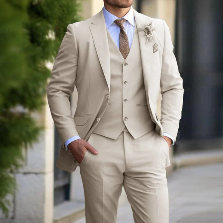Klassischer Herrenanzug, dreiteilig, beige, Slim Fit, Blazer, Weste, Hose, formell, Hochzeit.