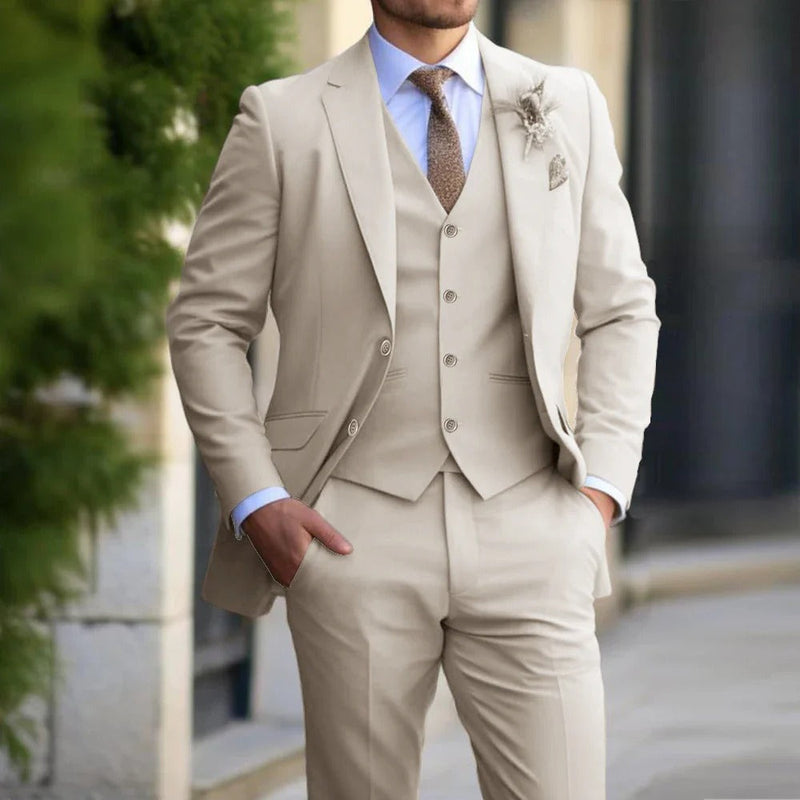 Klassischer Herrenanzug, dreiteilig, beige, Slim Fit, Blazer, Weste, Hose, formell, Hochzeit.