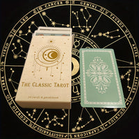 Klassisches Tarot-Set mit 78 Karten und Anleitung, beige Schachtel, grüner Kartenrücken, Sternzeichen.