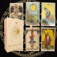 Klassisches Tarot-Set mit Karten und Schachtel, astrologische Symbole, esoterisches Design.