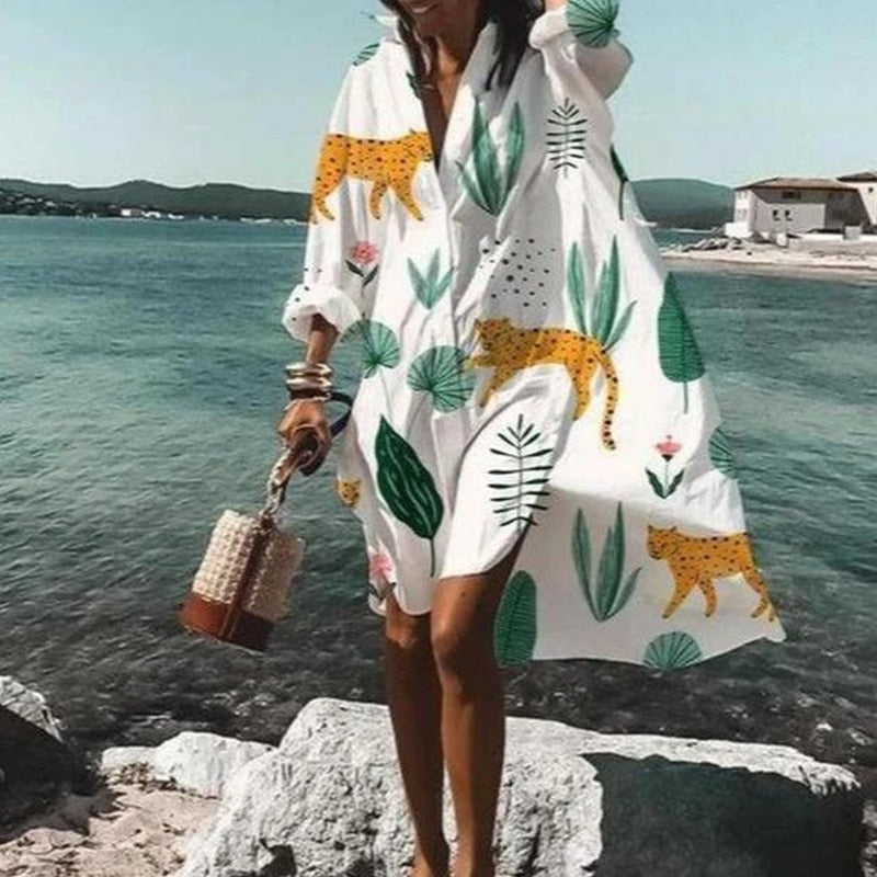 Frau im weißen Sommerkleid mit Leopardenmuster am Strand, Boho-Stil, Urlaubsmode.