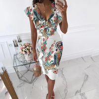 Frau in weißem Kleid mit Pfauenmuster, Blumen, V-Ausschnitt, Rüschen, elegantes Design.