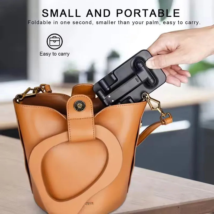 Tragbare faltbare Drohne, kompakt, schwarz, passt in braune Ledertasche, einfach zu transportieren.