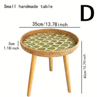 Kleiner handgefertigter Tisch, Rattan, Holzbeine, 35cm Durchmesser, 40cm Höhe, Blattmuster.