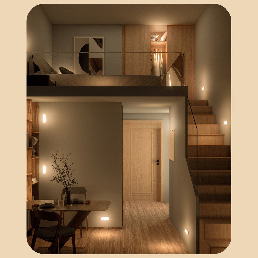 Kompakte moderne Maisonette-Wohnung mit Holztreppe, Esstisch und minimalistischem Design.