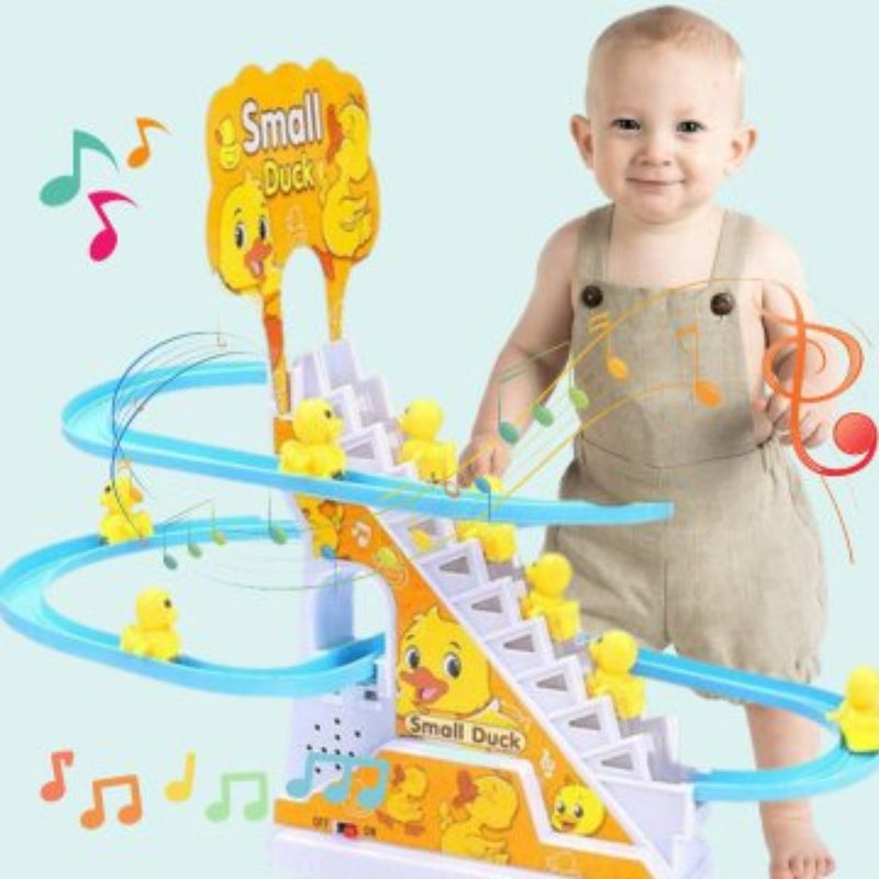 Kleinkind mit gelbem Entenspielzeug, Musiknoten, blaue Rutsche, fröhliches Spielen.