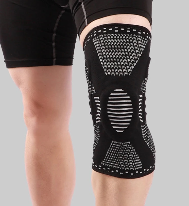 Schwarze Kniebandage aus elastischem Material für Sport und Unterstützung, unisex Design.