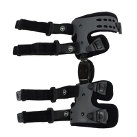 Schwarze orthopädische Knieorthese mit verstellbaren Riemen und Gelenk für Stabilität.