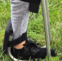 Person mit Knieunterstützung beim Gärtnern, Schmerzreduktion, ergonomisches Werkzeug.