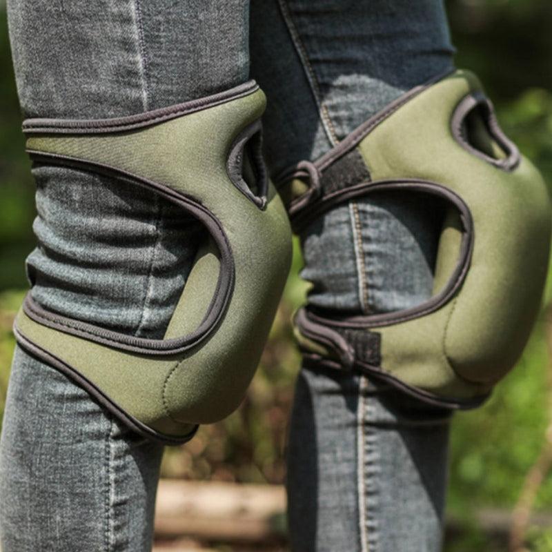 Grüne Knieschoner aus Neopren für Outdoor-Aktivitäten, getragen über blauen Jeans.