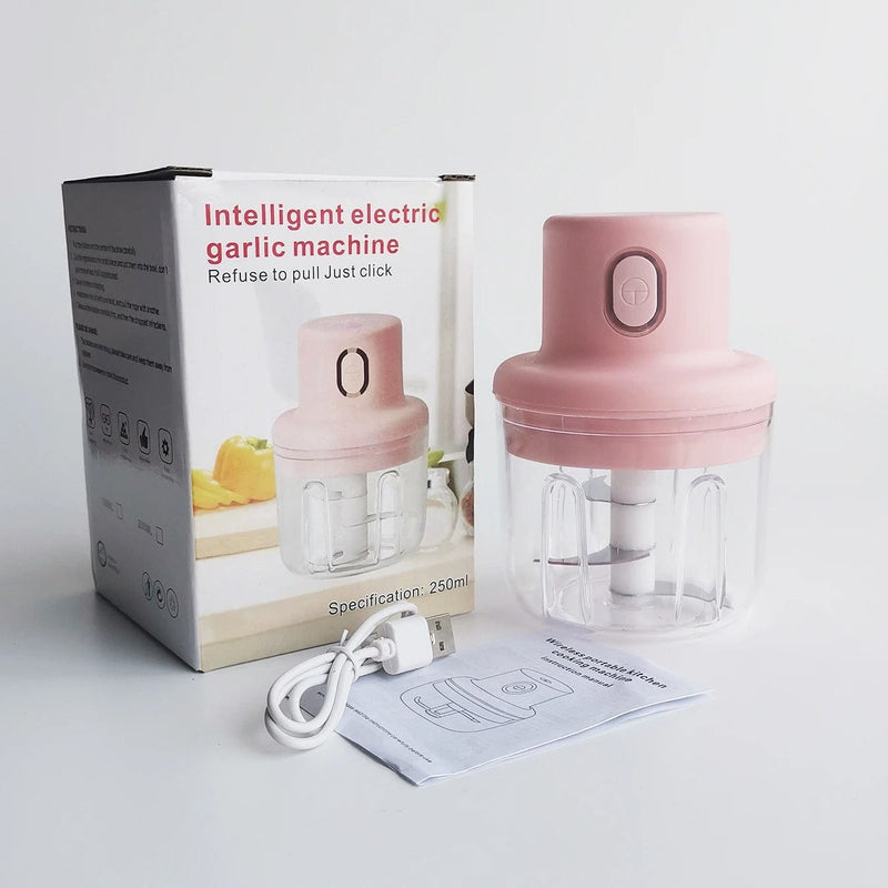 Rosa elektrischer Knoblauchzerkleinerer mit USB-Ladekabel und Verpackung, 250ml Kapazität.