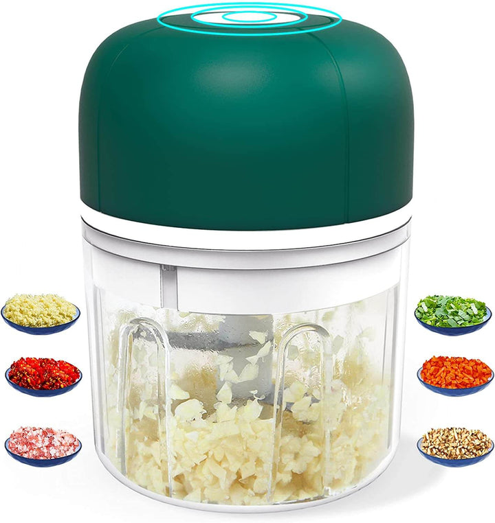Elektrischer Knoblauchhacker, grün, transparent, mit zerkleinerten Zutaten, Küchenzubehör.