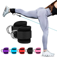 Frau mit Fitnessband, Knöchelbandage, schwarz, Beintraining, Widerstandsband, Sportbekleidung.